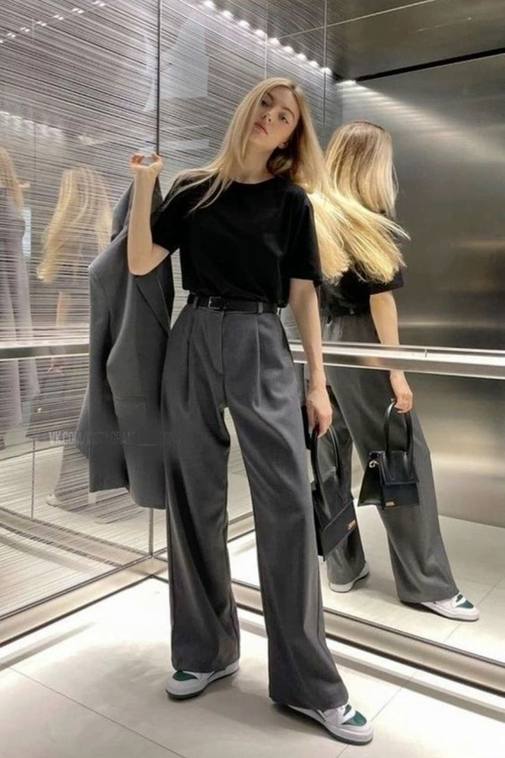 Adicione detalhes coloridos através do seu tênis e dê um toque especial ao seu look com calça de alfaiataria. — Foto: Reprodução/Pinterest @lucidsque