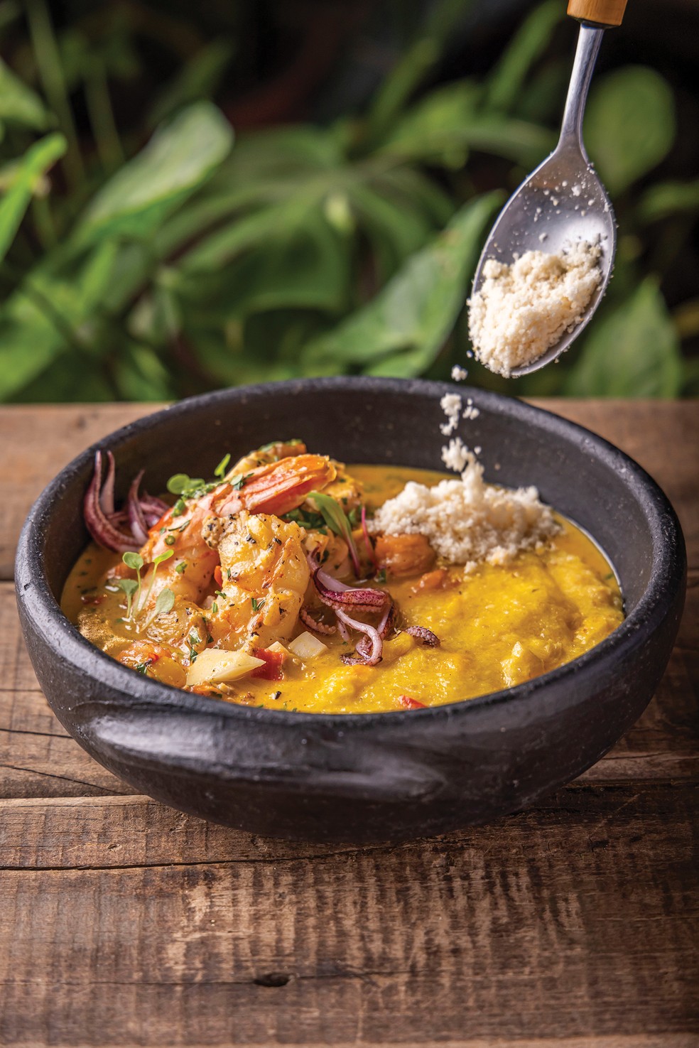 Sabores brasileiros com influência de quem viajou pelo mundo: moqueca de frutos do mar — Foto: Mario Rodrigues