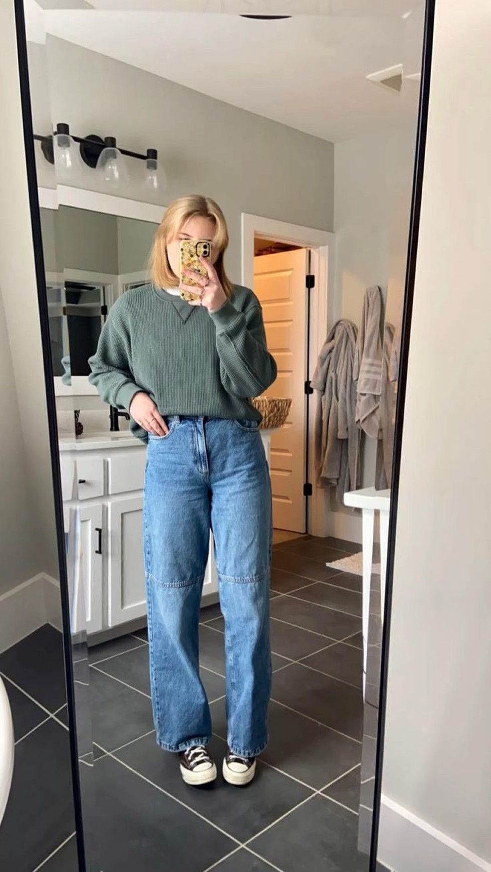 Perfeito para o inverno e o outono, o look com calça mom e tênis podem ser combinados com casacos, cardigans, coletes de tricot e muito mais! — Foto: Reprodução/Pinterest @elliegaudreau