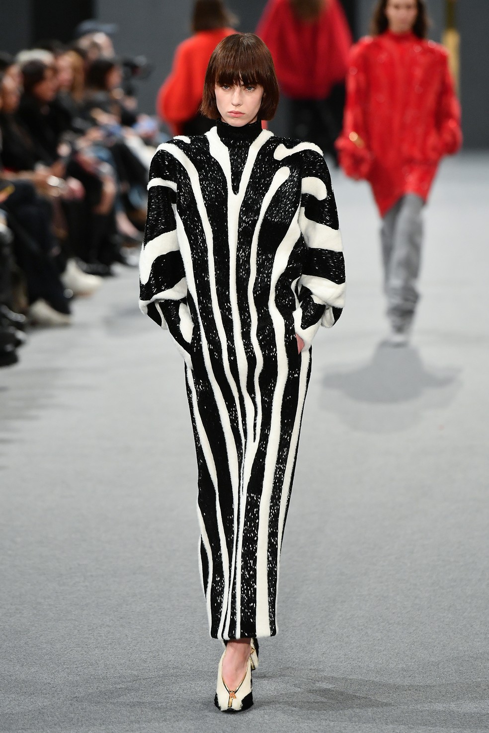 Vestido bordado com micro contas brilhantes que reproduz a pele de zebra — Foto: Getty Images