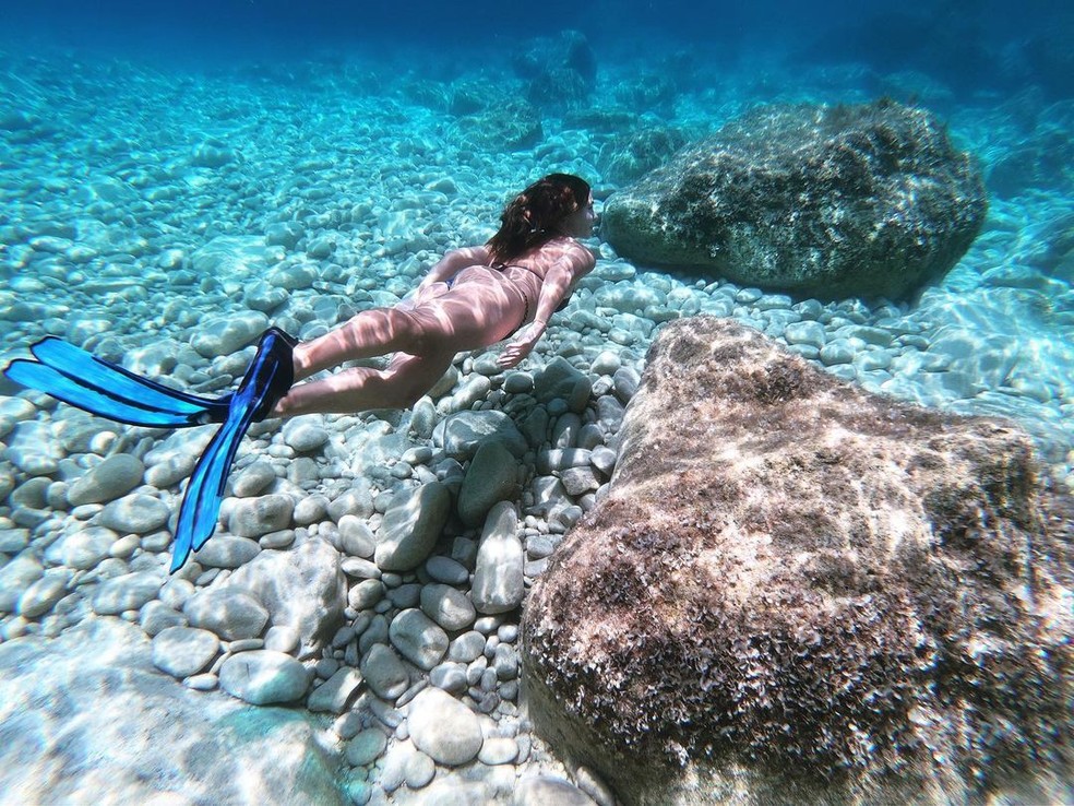 Guilhermina Guinle posa em mar cristalino da Grécia — Foto: Reprodução / Instagram