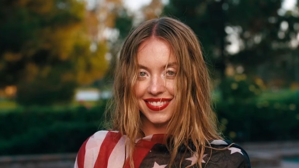 Sydney Sweeney usando batom vermelho em Euphoria — Foto: Reprodução / Youtube: Euphoria