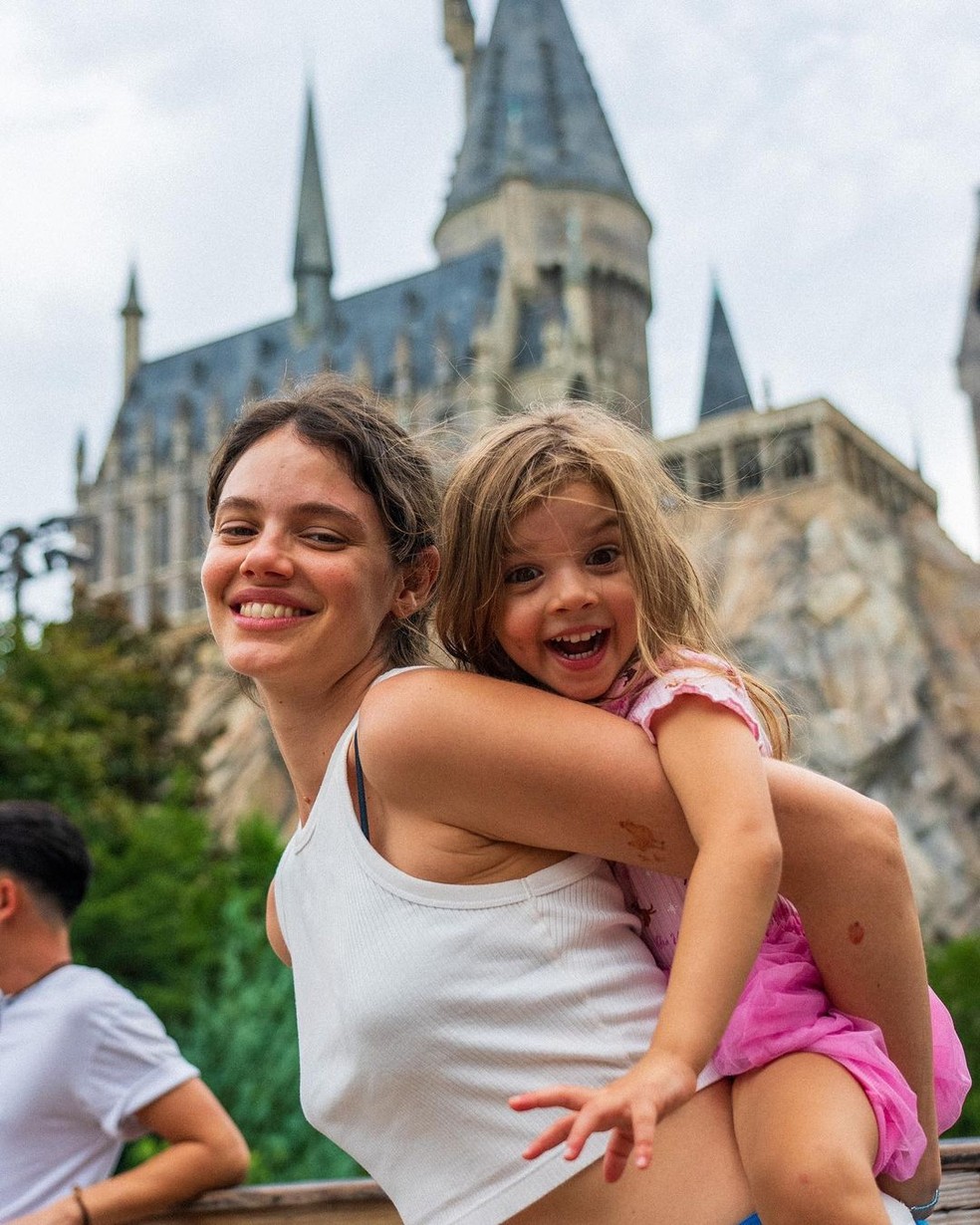 Laura Neiva abre álbum de fotos com Chay Suede e os filhos em parque — Foto: Reprodução / Instagram