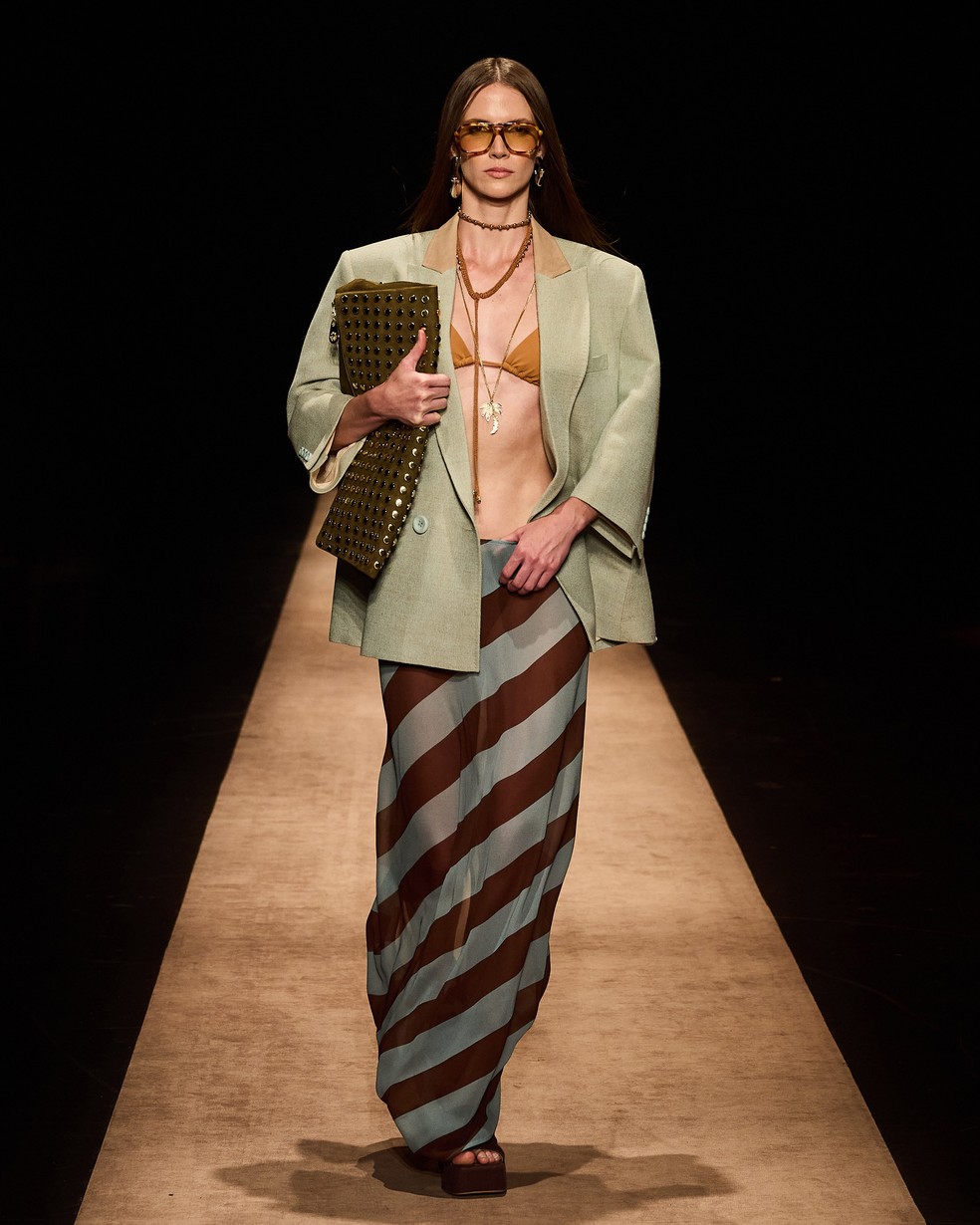 Desfile Água de Coco, coleção Códigos, com beachwear e alfaiataria — Foto: Divulgação