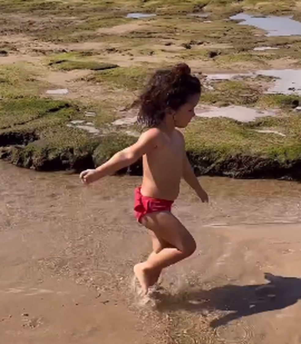 Gêmeas de Nanda Costa e Lan Lahn surgem de pé no chão — Foto: Reprodução/Instagram