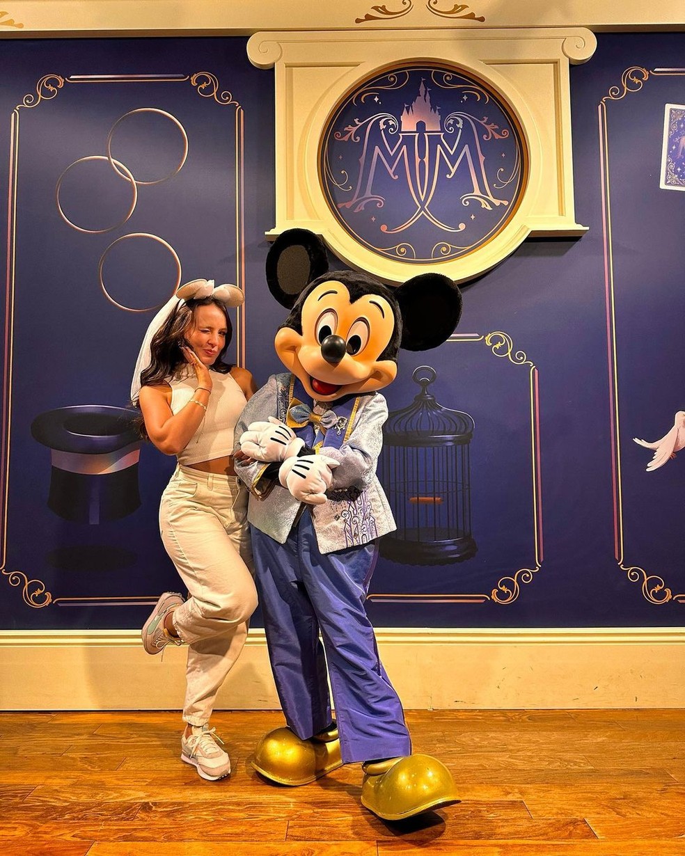 Larissa Manoela posa com Mickey em Orlando — Foto: Reprodução/Instagram
