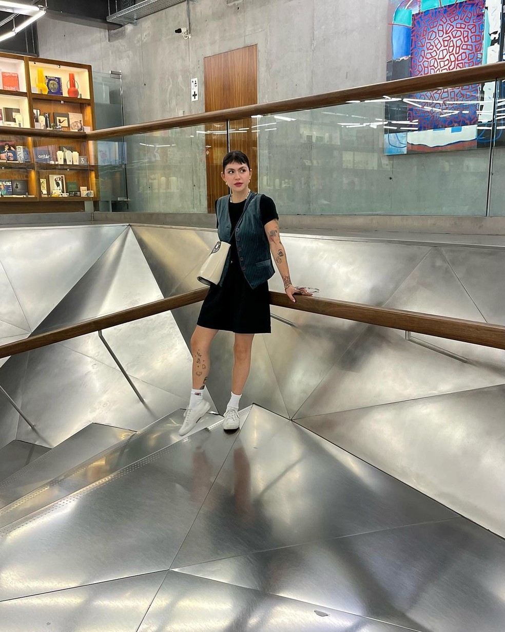 A influencer Soph de Lucca usa o colete de uma maneira descolada e inusitada — Foto: Reprodução/instagram @sophdelucca