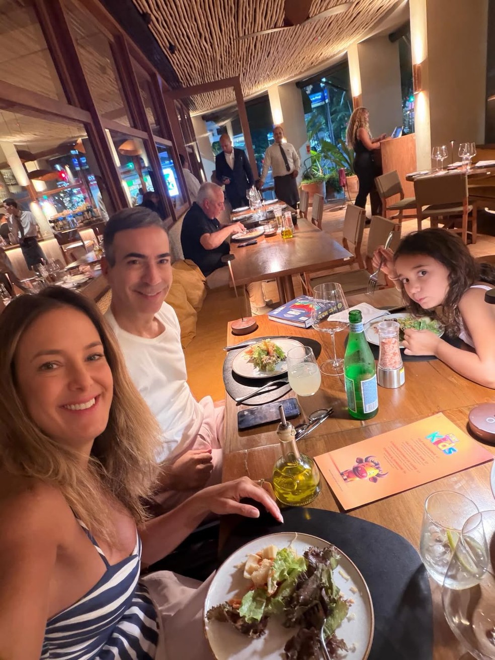 Ticiane Pinheiro, César Tralli e Manuella jantam juntos — Foto: Reprodução/ Instagram @ticipinheiro