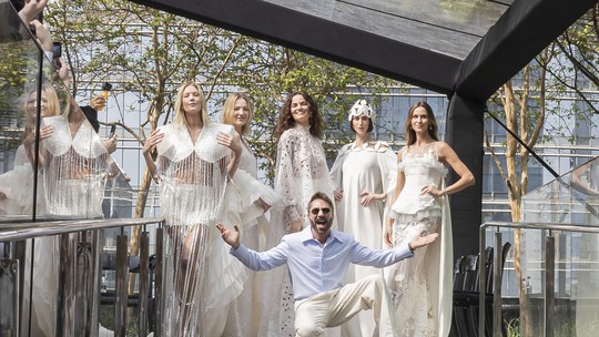 Famoso por moda noiva, estilista Lucas Anderi faz desfile com vestidos curtos e transparência em evidência