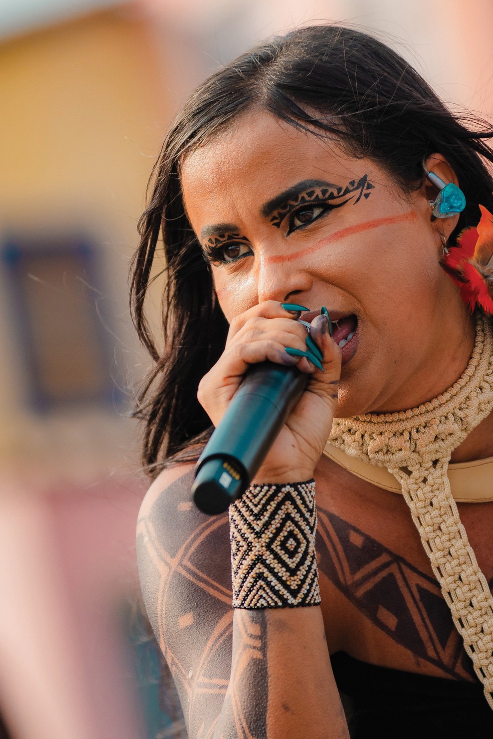 Kaê Guajajara se apresenta no Rock in Rio, em 2024 — Foto: VANS BUMBEERS