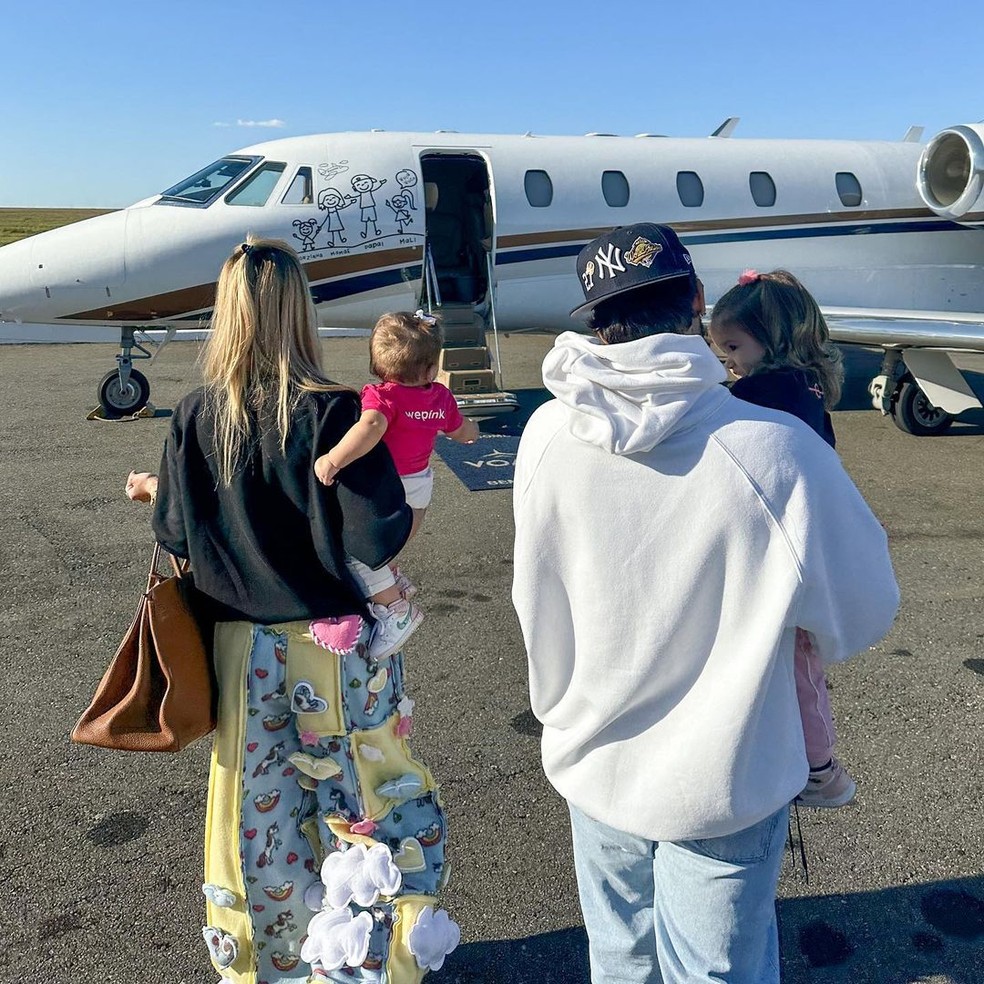 Virgínia Fonseca usou calça diferentona em viagem com filhas e marido, Zé Felipe — Foto: Reprodução Instagram