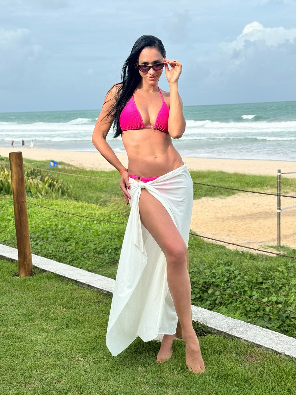 Casal de ouro: Jaqueline e Murilo, do vôlei, posam com o filho em Porto de Galinhas — Foto: Reprodução/Instagram