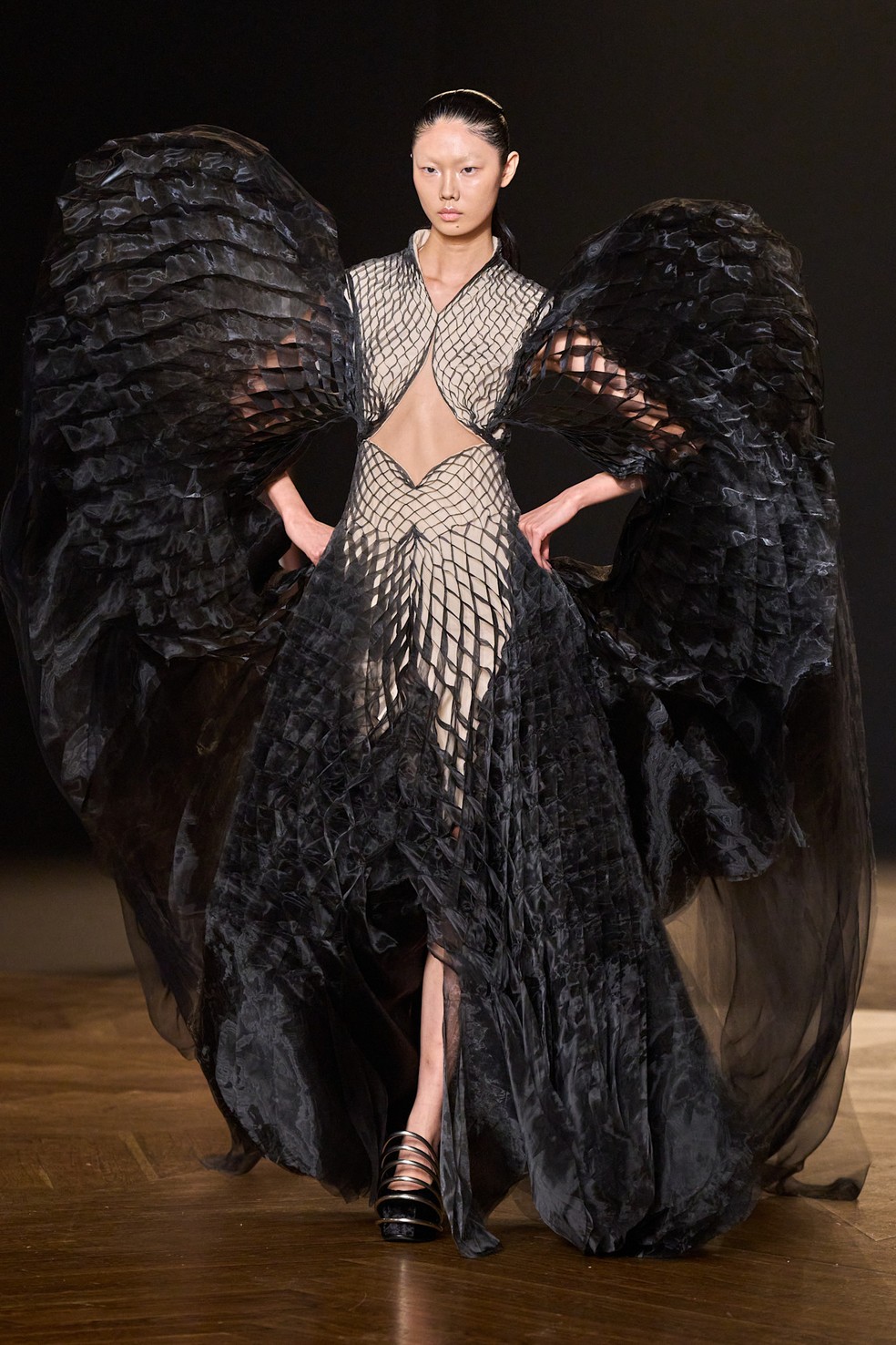 Iris van Herpen, alta-costura de inverno 25 — Foto: Divulgação