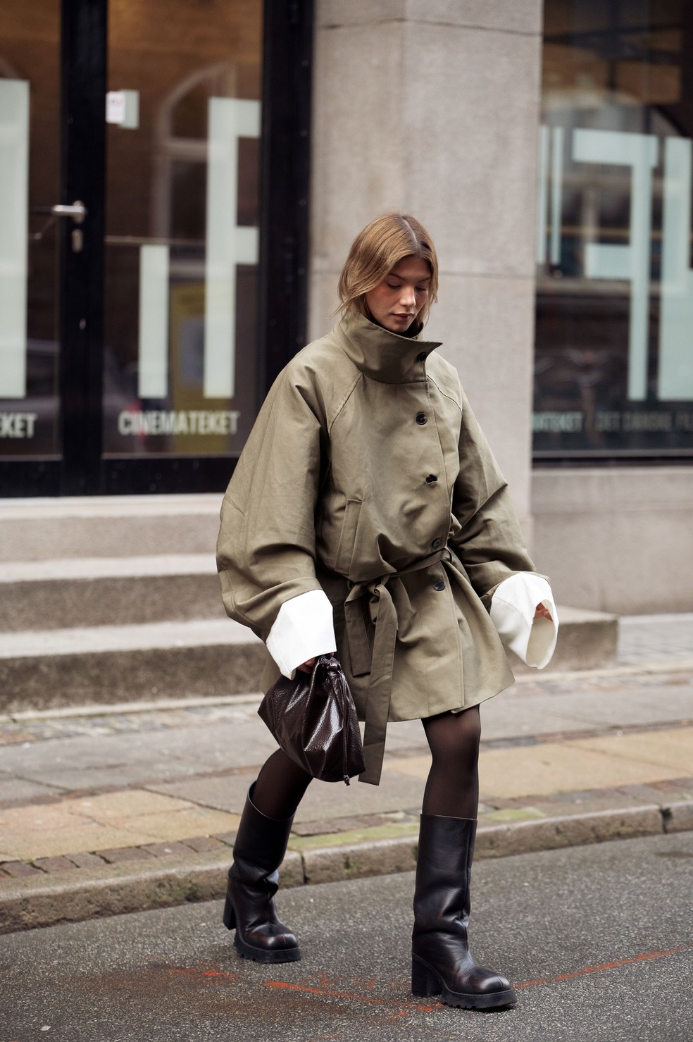 Nem clutch, nem de ombro: esta é a bolsa tendência para brilhar nas festas — Foto: Getty Images