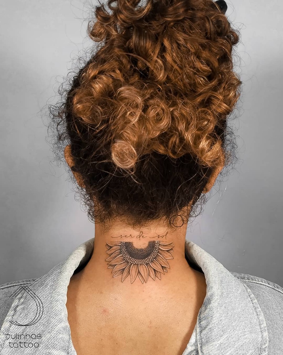 Tatuagem feminina na nuca: 21 ideias para eternizar na pele