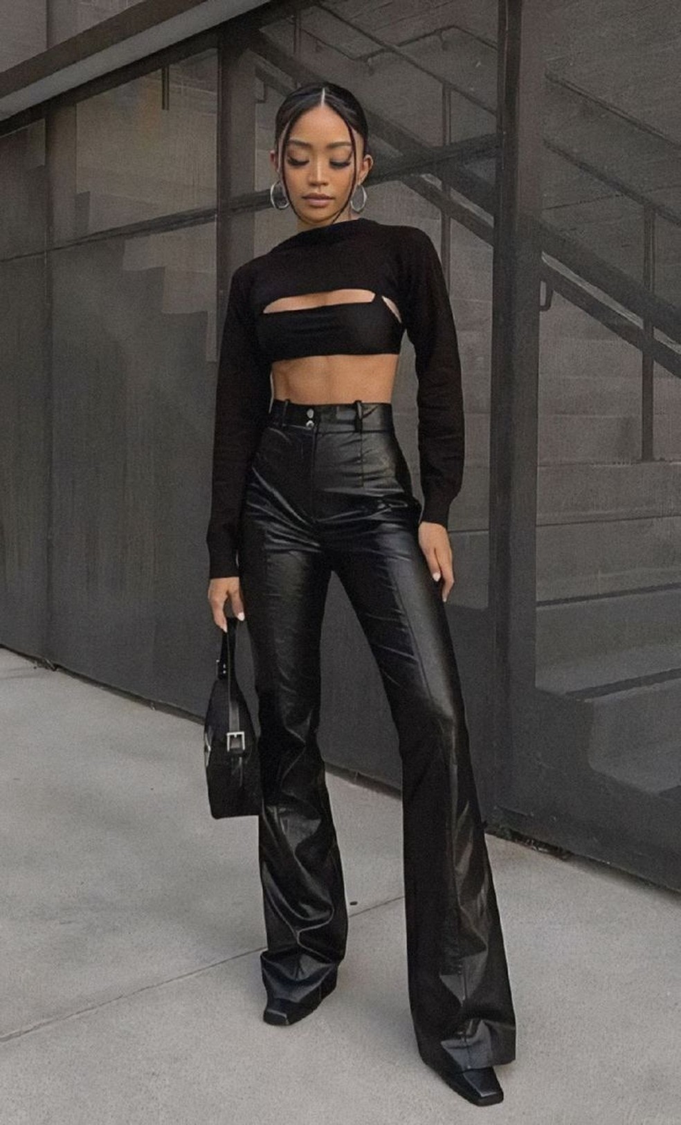 Transforme um look básico em um visual glam com uma calça de couro. — Foto: Reprodução/Pinterest @Sierramazingg