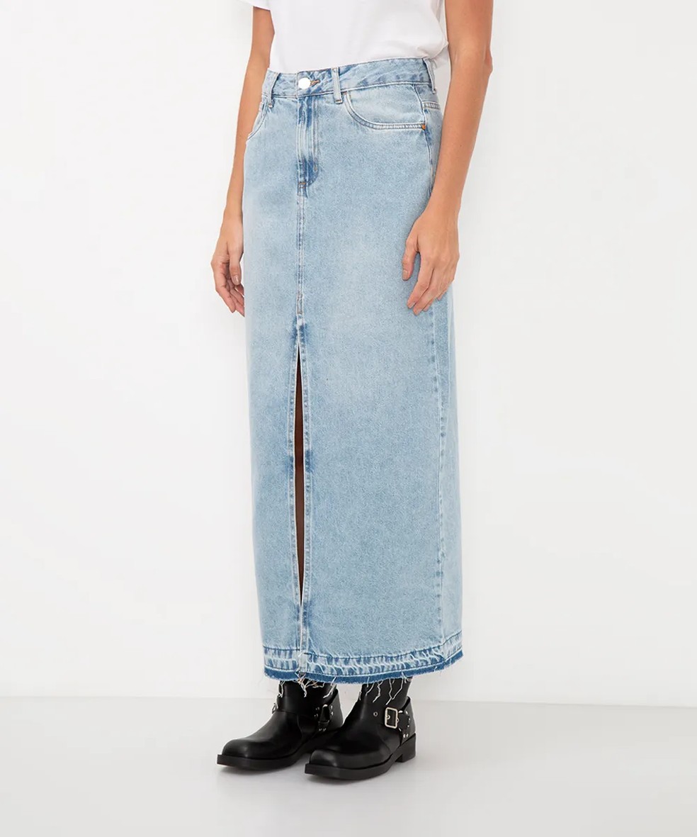 saia jeans midi cintura média com fenda azul - 149,99 — Foto: marieclaire