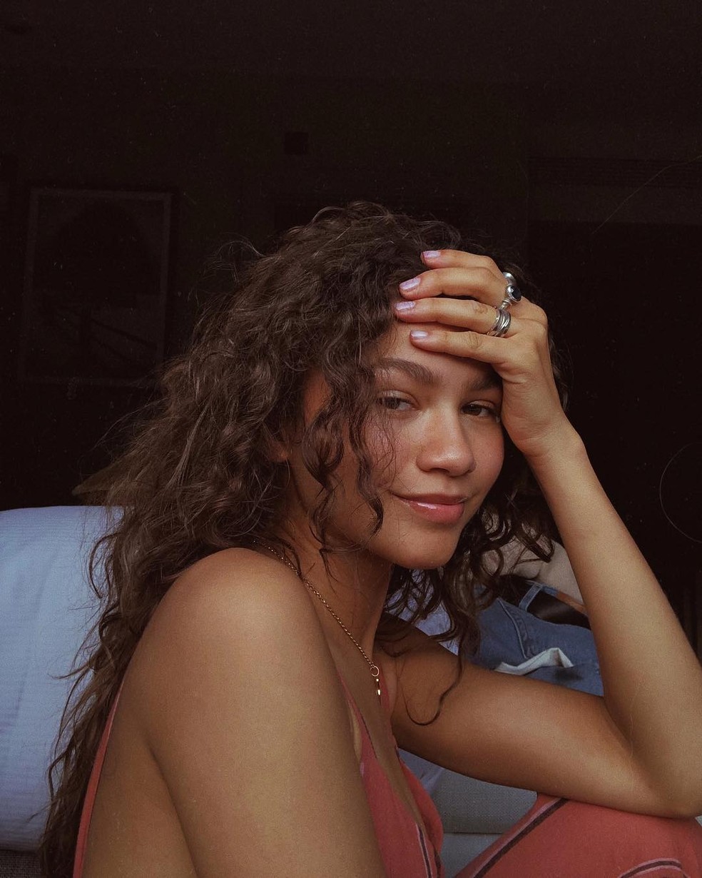 Zendaya tem o cabelo naturalmente cacheado — Foto: Reprodução / Instagram @zendaya