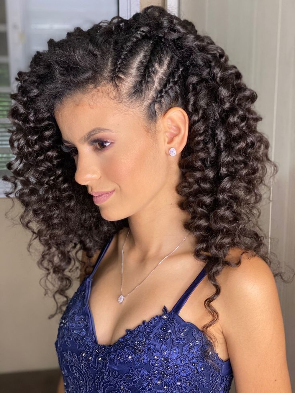 Penteado para madrinhas de casamento: sugestões para cabelos cacheados