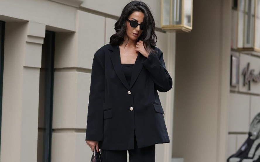 Crie um um look com calça pantalona preta único! 30 visuais para se inspirar