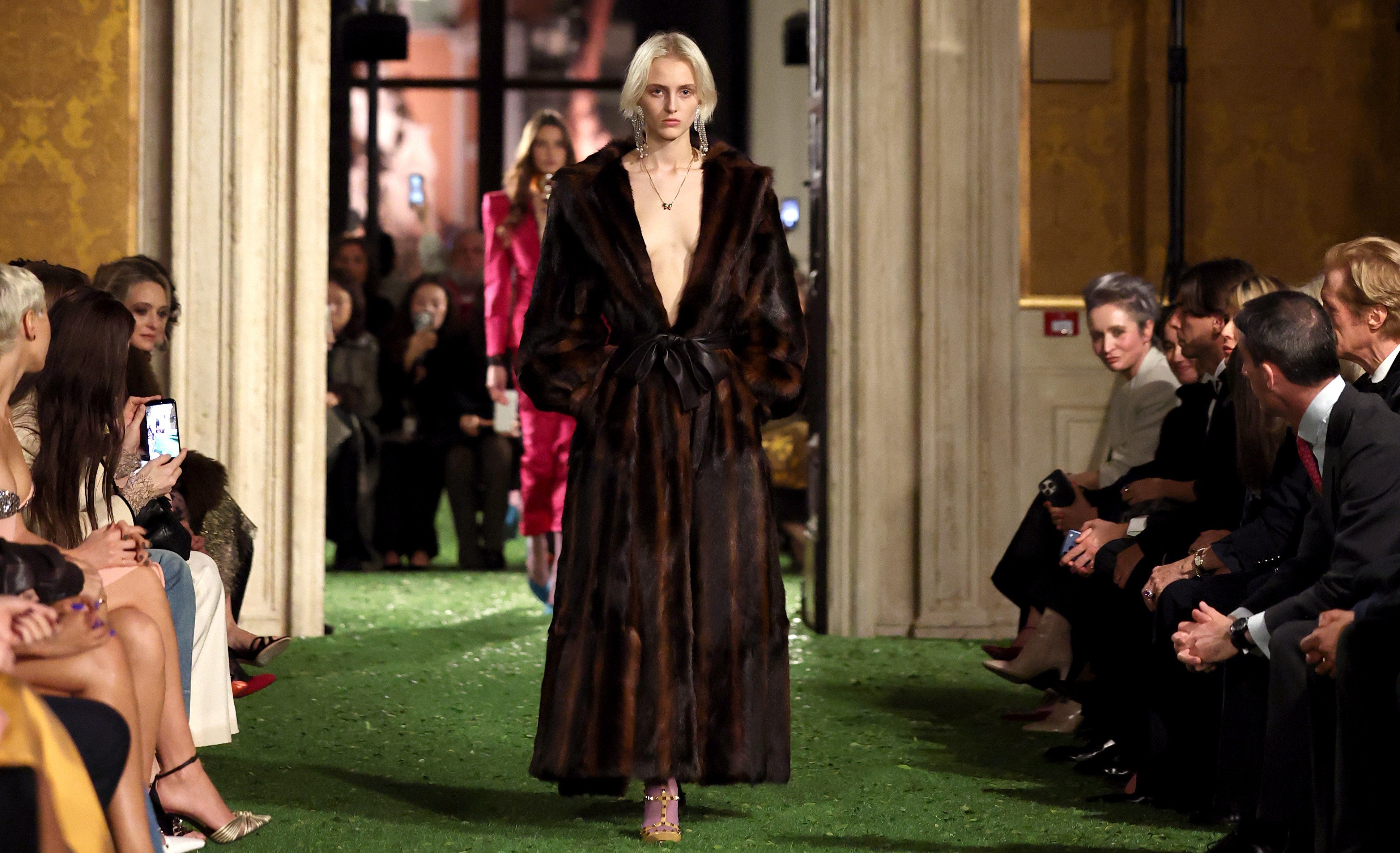 Em Roma, Valentino entrelaça entre moda, arte e arquitetura em debate ...