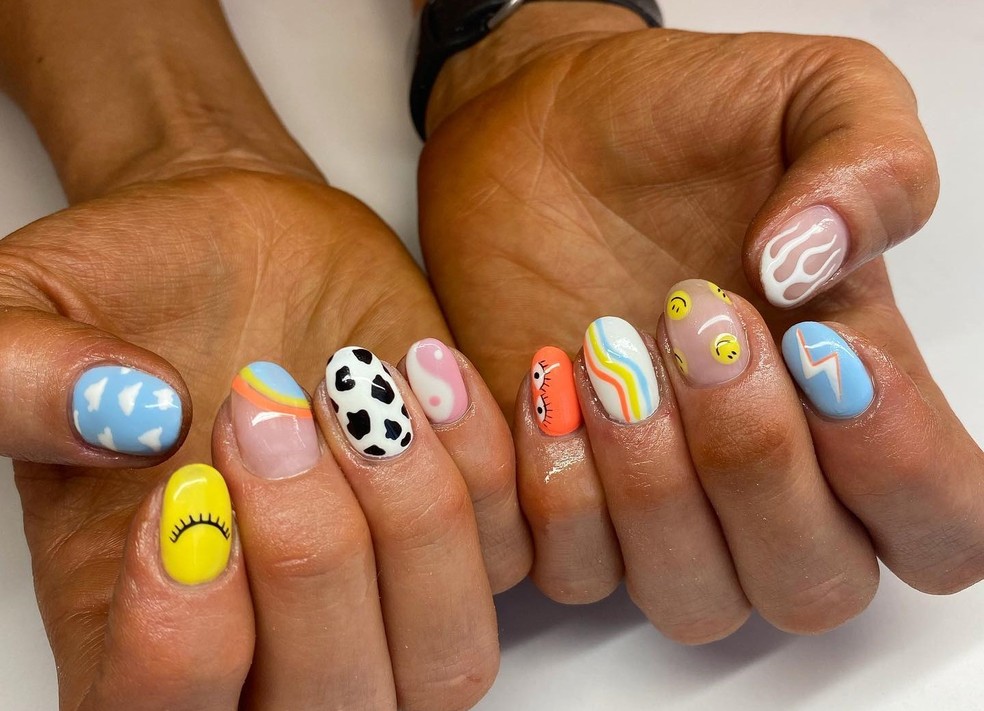 Mismatched nails combina cores e desenhos diferentes na unha — Foto: @nailsbykort_