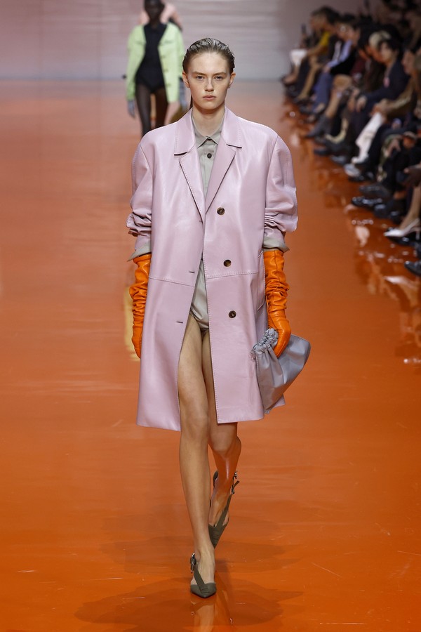 MFW: Prada explora as noções de liberdade e subverte os uniformes no ...