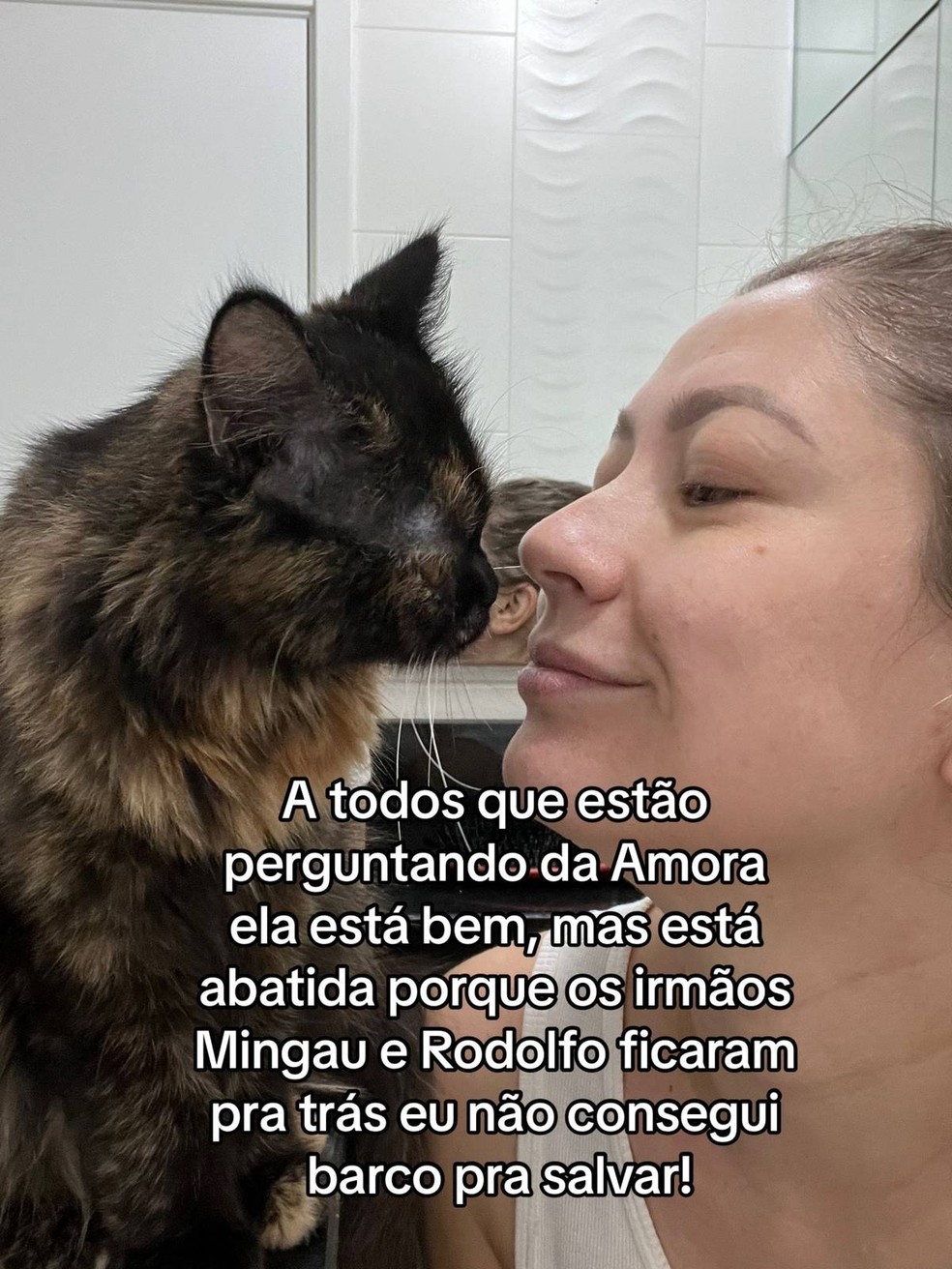 Mulher arrisca a vida para salvar gata após perder tudo em tragédia no Rio  Grande do Sul: Agora é só eu e ela