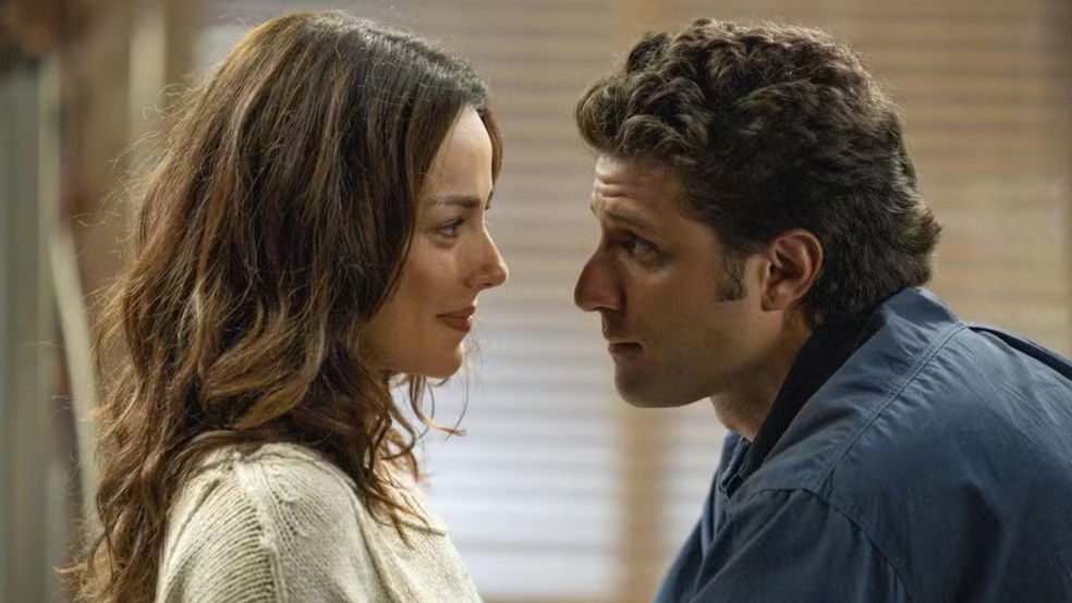 Fernanda Marques e Chay Suede como Bruna e Pedro em 'Quem Ama Cuida' — Foto: Foto: Manoella Mello/ Globo