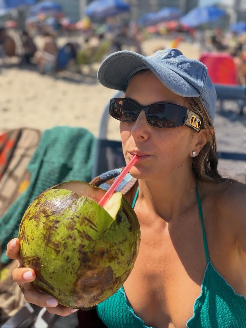 Ticiane Pinheiro toma água de coco — Foto: Reprodução/ Instagram @ticipinheiro