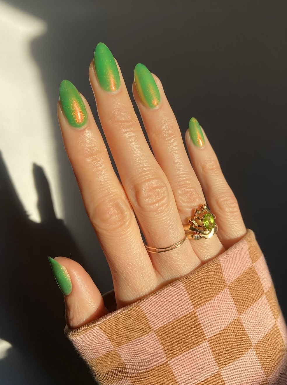 O verde-limão da pedra traz prosperidade e cura emocional — Foto: Reprodução / Instagram @melly.k.nails