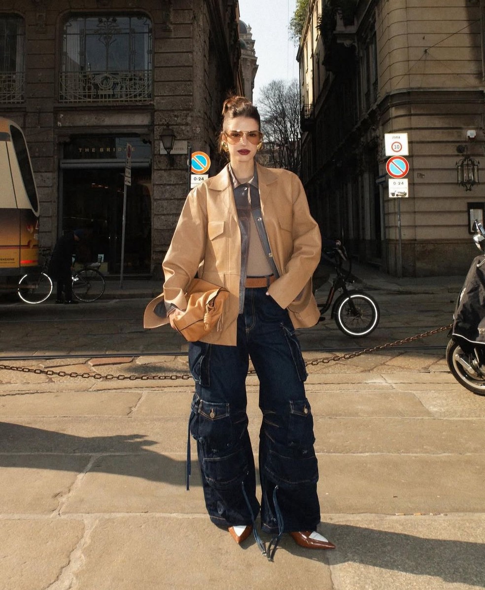 Lele Burnier elaborou um look fashionista e inspirador com calça cargo jeans — Foto: Reprodução / Instagram @leleburnier