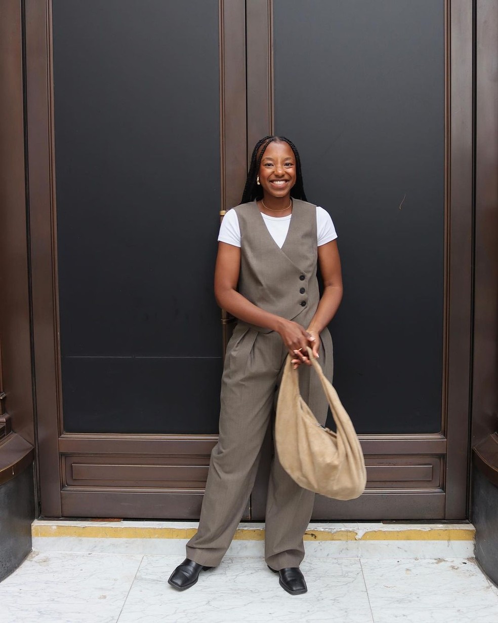 Look social com bolsa de camurça — Foto: Reprodução/Instagram @taffymsipa