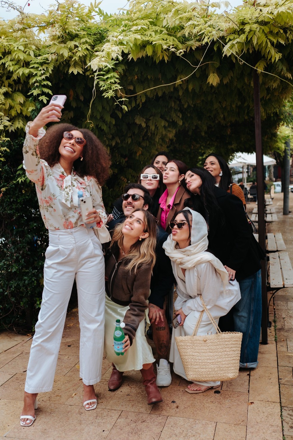 Segundo levantamento feito pela Adobe intitulado Using TikTok as a Search Engine, 64% dos jovens utilizam a plataforma como mecanismo de busca — Foto: Divulgação