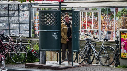 Mulheres clamam 'desigualdade para urinar' em Amsterdã e vencem batalha histórica; entenda