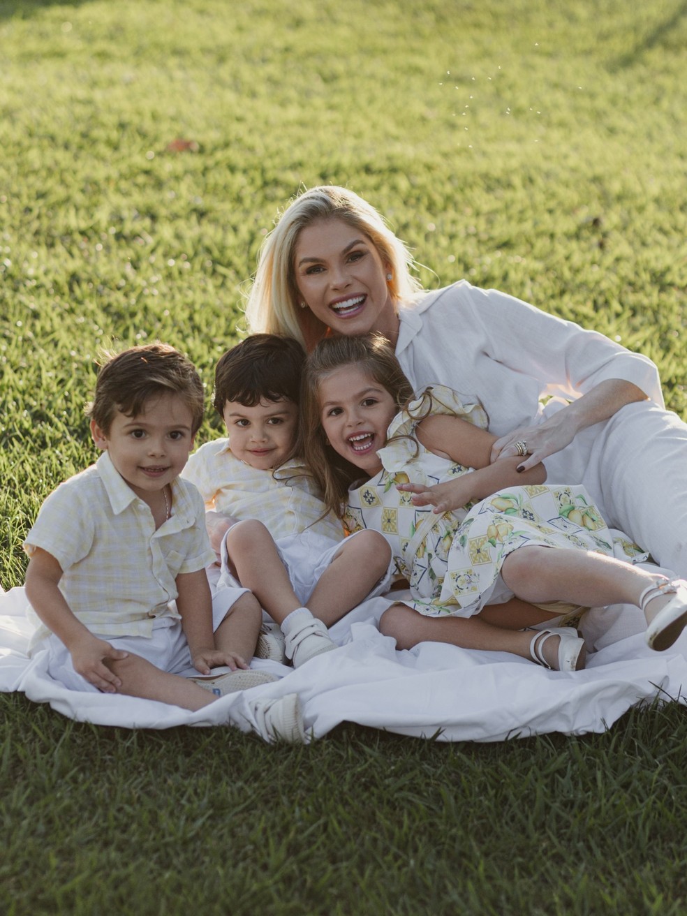 Barbara Evans estrela ensaio com os filhos — Foto: Bruna Costa/Reprodução