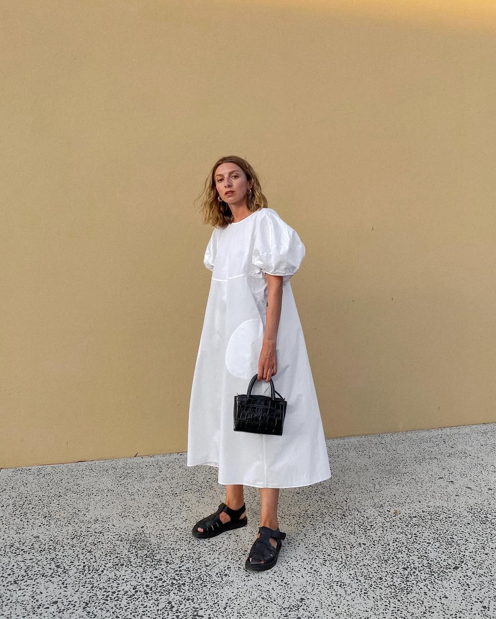 Sandália fisherman com vestido romântico — Foto: Reprodução/Instagram @brittanybathgate