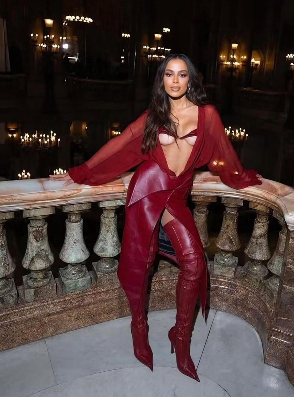 Anitta investiu no modelo cano longo com salto 95mm da coleção Outono/Inverno 2024 da grife Mugler — Foto: Reprodução / Instagram @anitta