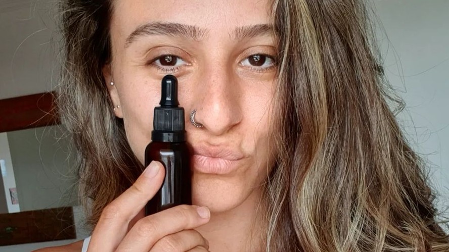 Lívia Teixeira não se adaptou a remédios alopáticos e encontrou alívio no óleo de maconha