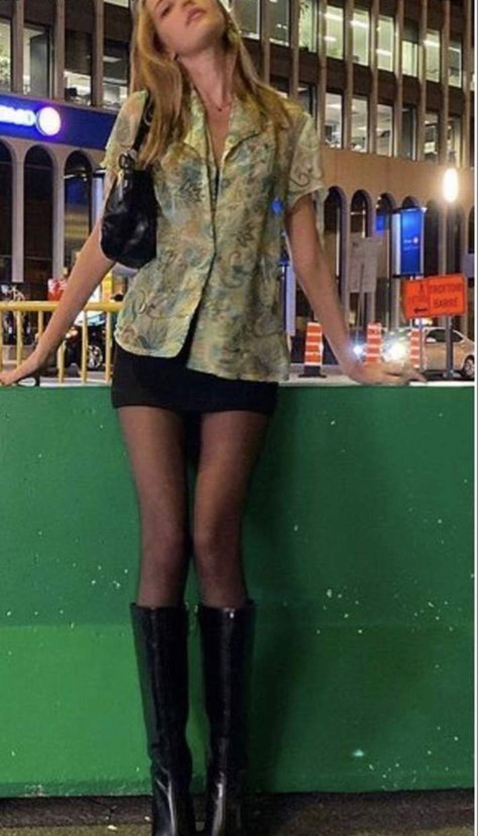 Bota cano alto e meia arrastão são a combinação certa para criar um look para barzinho a noite. — Foto: Reprodução/Pinterest @shopamericanthreads
