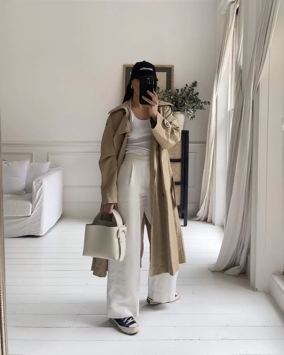 Para um estilo mais urbano e moderno, que tal combinar o All Star branco com uma calça cargo ou pantalona? — Foto: Reprodução/Instagram Jessica Skye