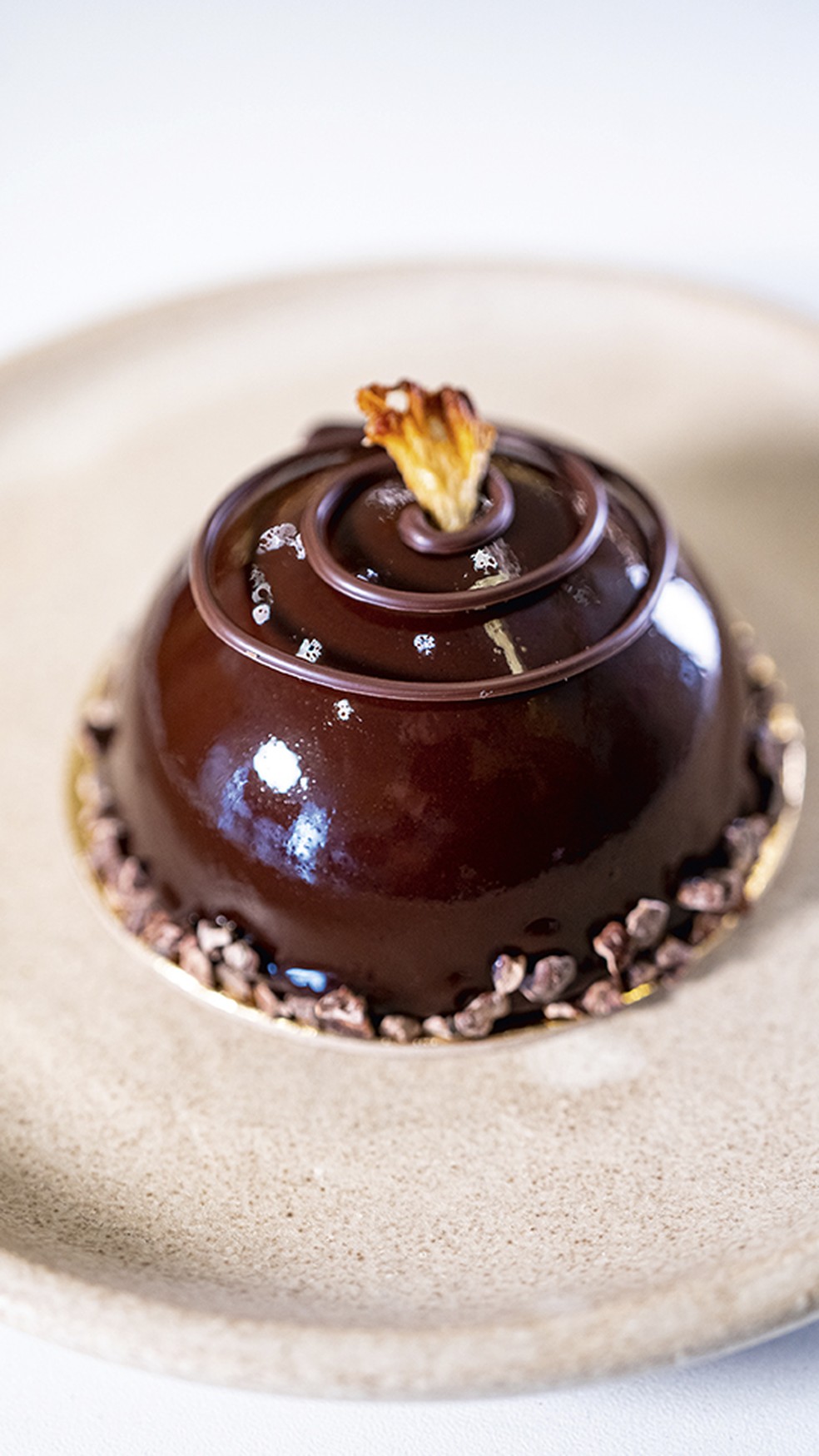 Mousse de chocolate com geleia de mirtilo, abacaxi e shissô — Foto: Natalia Cesar