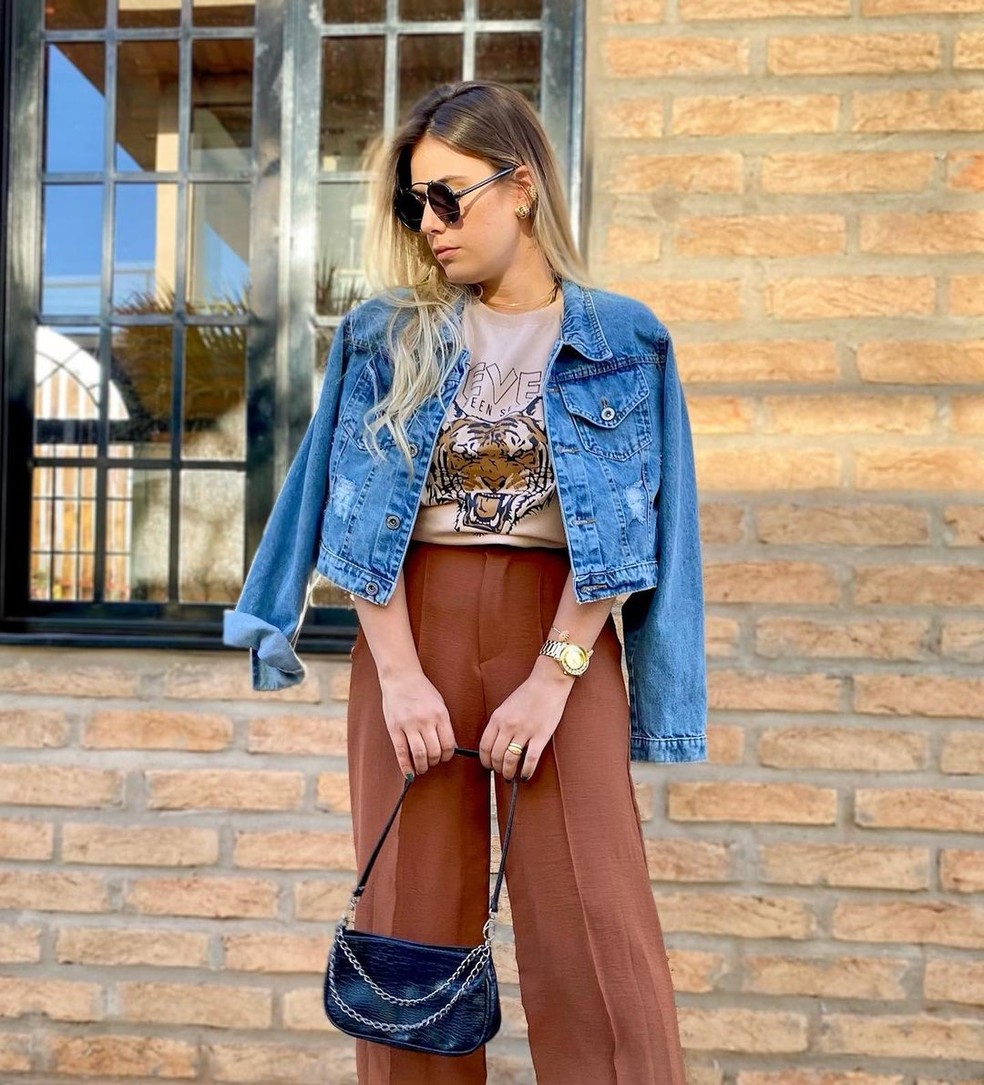 Os acessórios são essenciais para elevar o visual com jaqueta jeans — Foto: Reprodução/Instagram @jjstoreoficial_