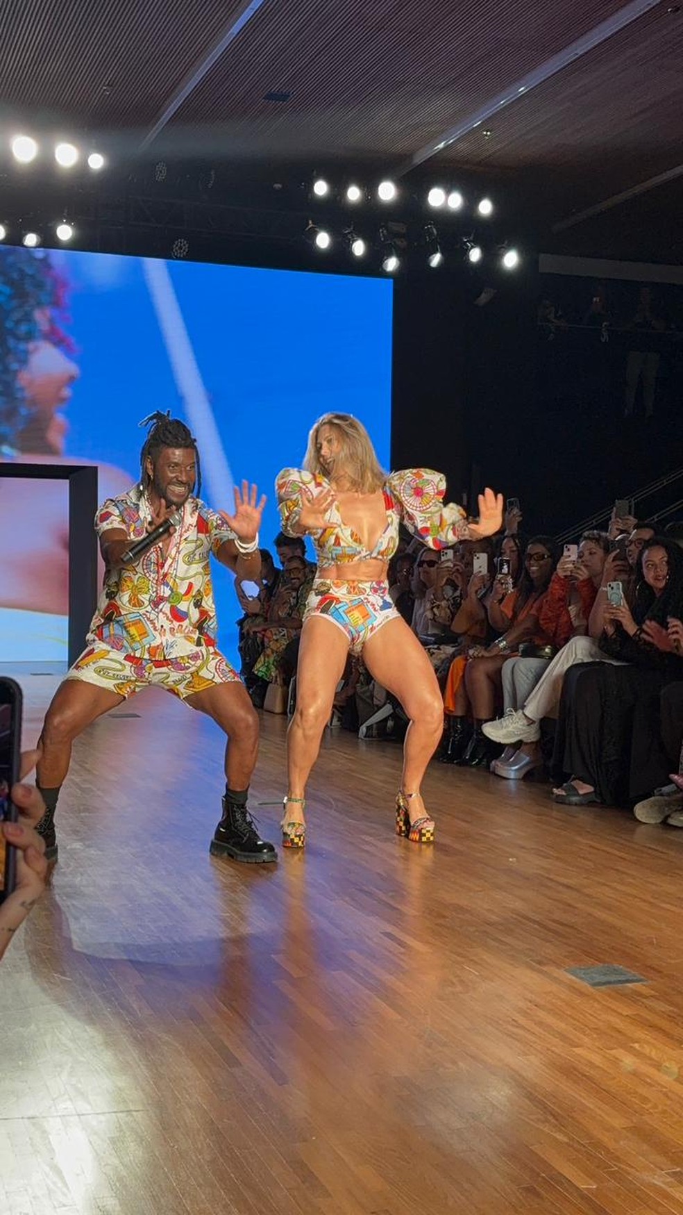 SPFW: Sheila Mello e Beto Jamaica aparecem em desfile de marca baiana e performam hits do 'É o Tchan' — Foto: Priscilla Geremias