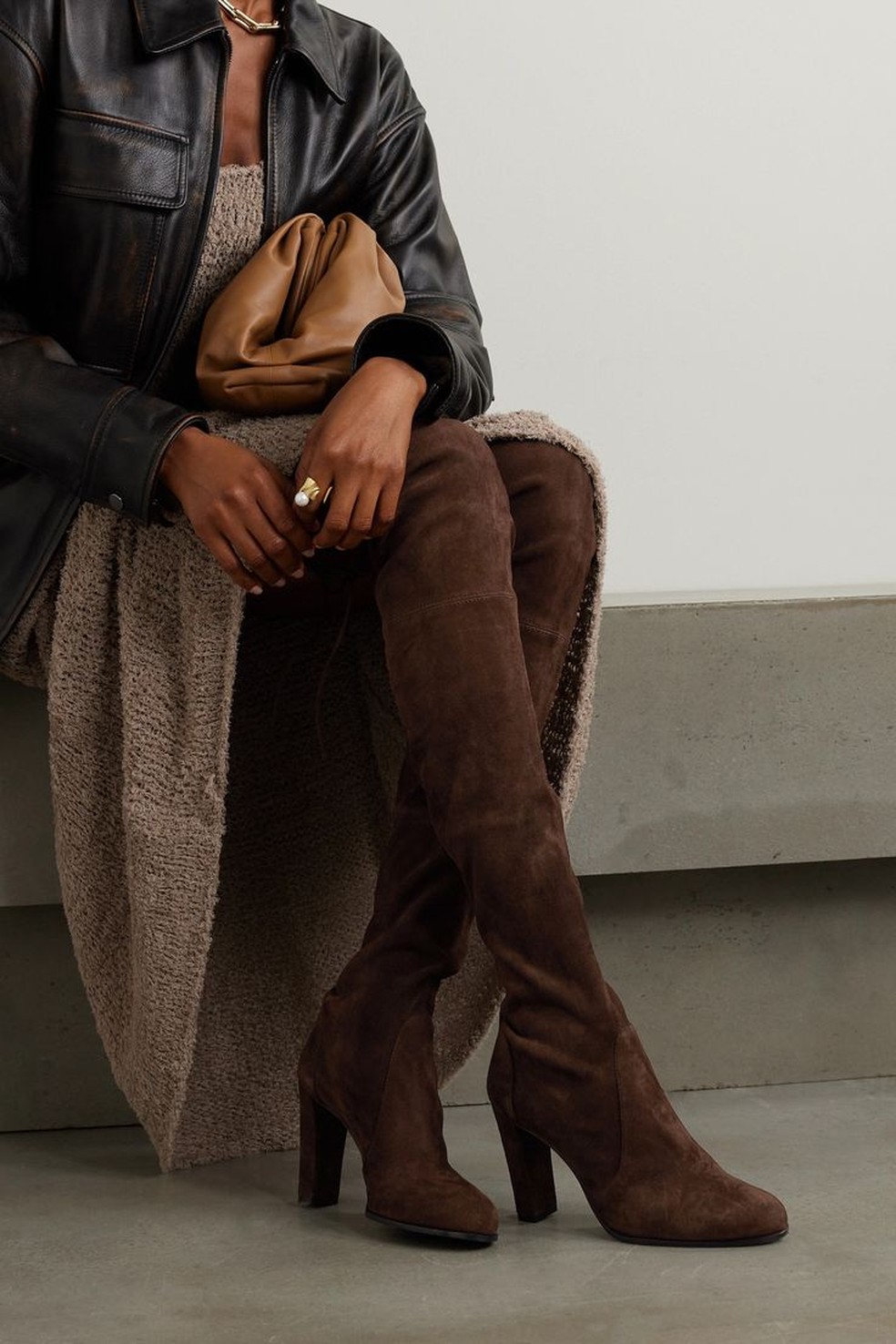 Marcando presença no guarda-roupa da mulher moderna, a bota over marrom é perfeita para se ter por perto. — Foto: Reprodução/Pinterest @netaporter