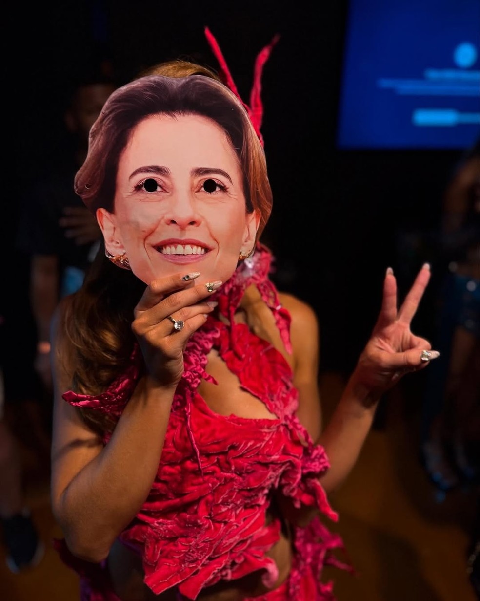 Em época de Oscar, Giovanna Lancellotti usou uma máscara da Fernanda Torres no Carnaval — Foto: Reprodução/Instagram