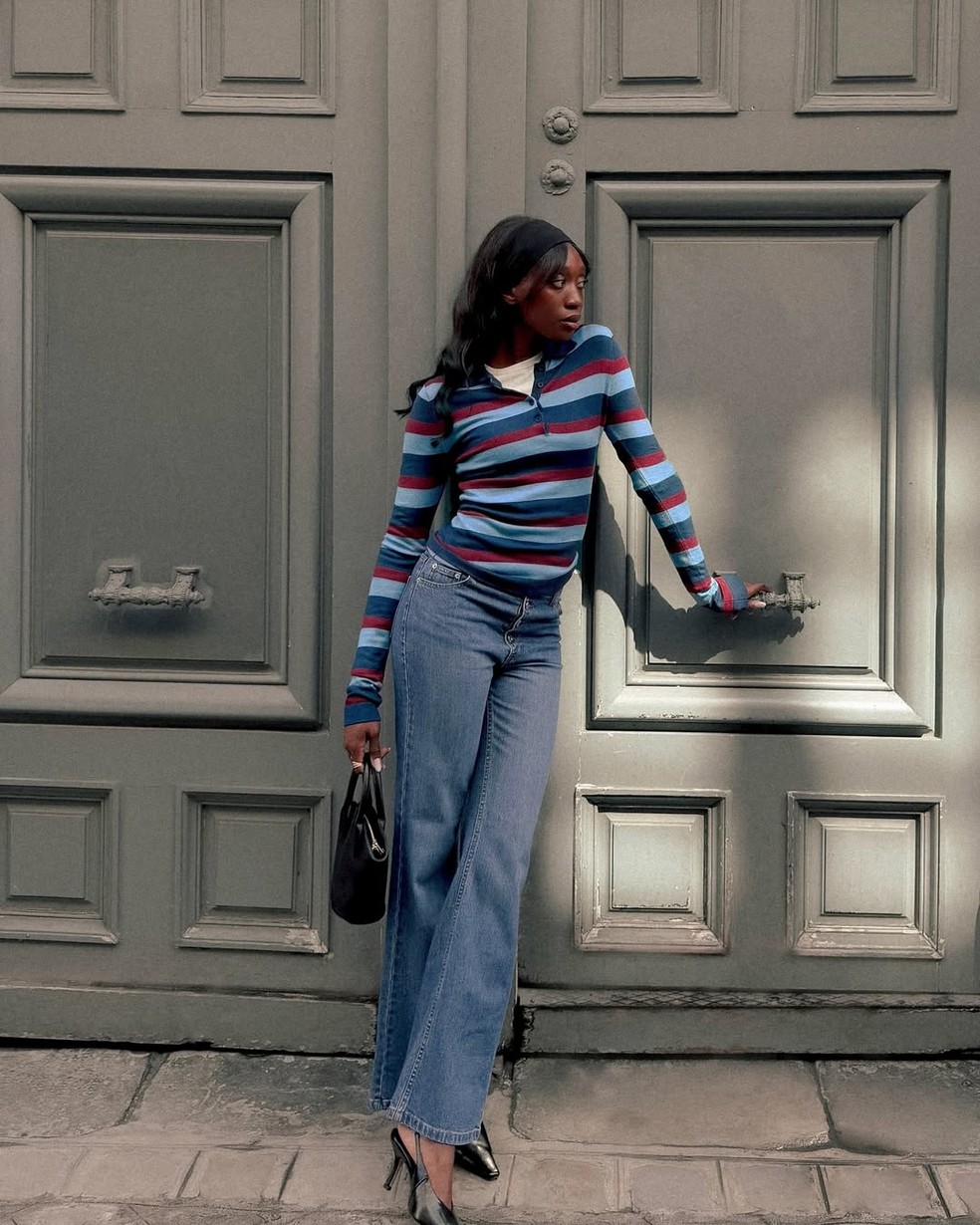 7 tops que vão atualizar sem esforço a calça jeans básica — Foto: Reprodução/Instagram @emmanuellek_