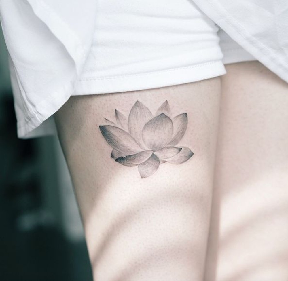 Tatuagem feminina na coxa com flores: inspirações irresistíveis para a ...