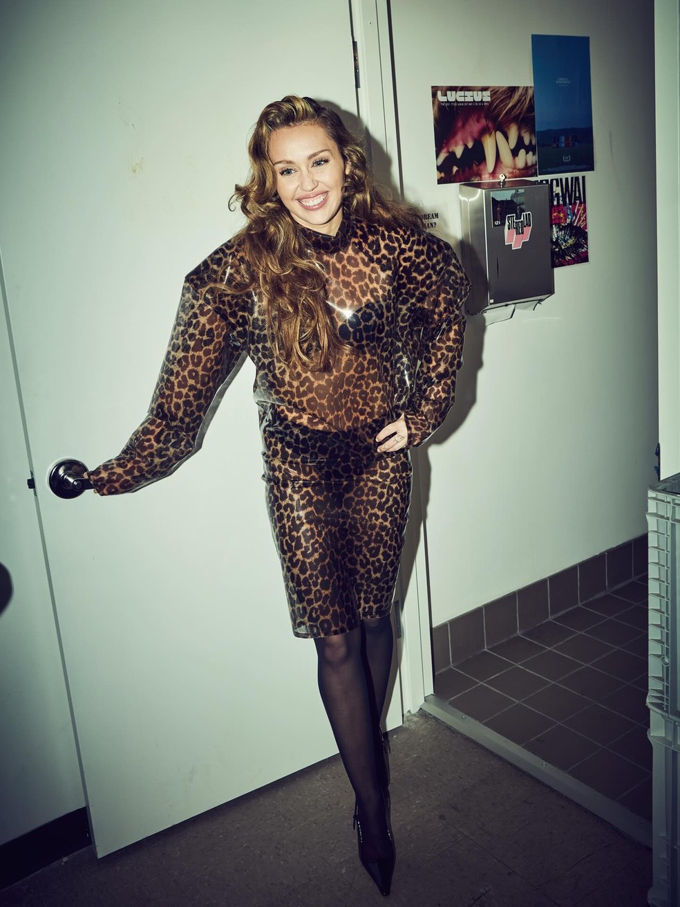 Transparência é a tendência que não sai do closet das celebridades — Foto: Reprodução/Instagram @mileycyrus