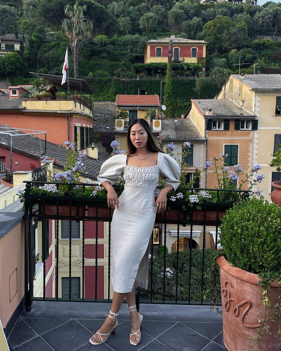 Vestido de linho com mangas bufantes — Foto: Reprodução/Instagram @aimeesong